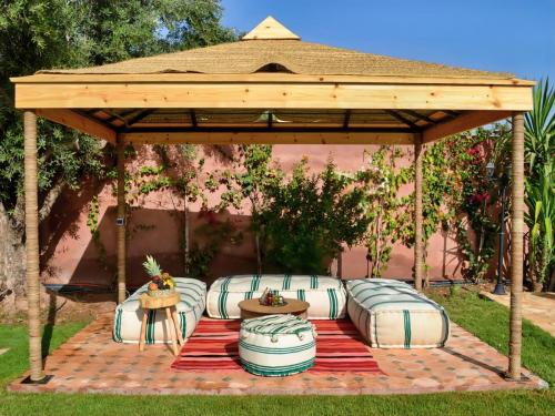 Détente près de la piscine du Domaine Homa